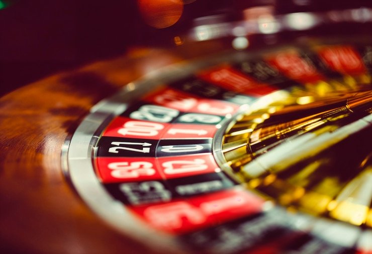 dolanan togel mobile app on Android and iOS devices with live football markets and casino games displayed